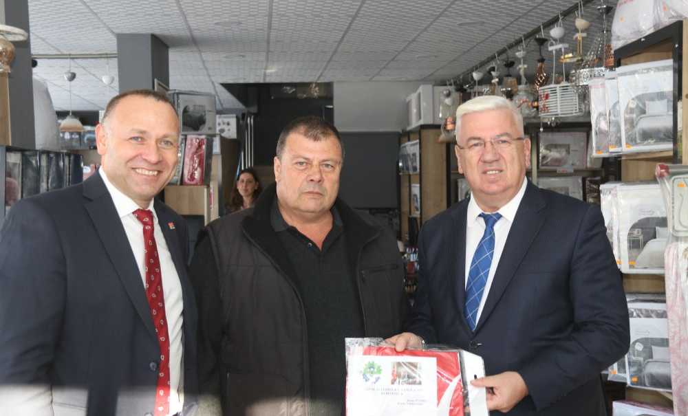 Başkan Yüksel Esnaf Ve Vatandaşlara Türk Bayrağı Hediye Etti