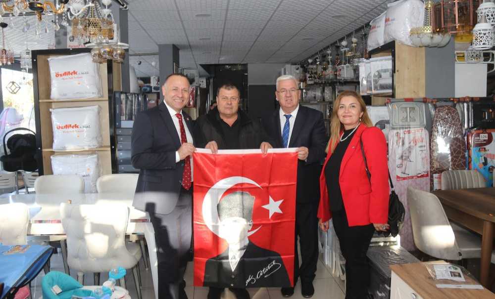 Başkan Yüksel Esnaf Ve Vatandaşlara Türk Bayrağı Hediye Etti