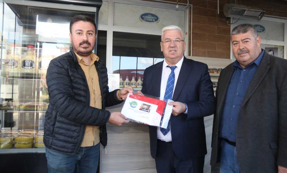 Başkan Yüksel Esnaf Ve Vatandaşlara Türk Bayrağı Hediye Etti