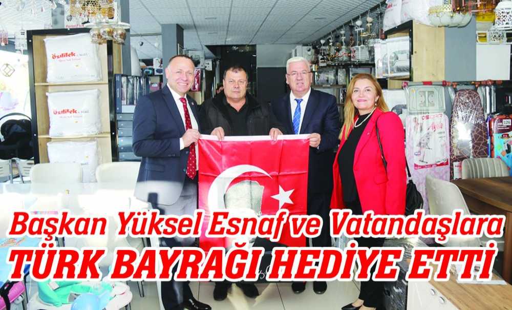 Başkan Yüksel Esnaf Ve Vatandaşlara Türk Bayrağı Hediye Etti