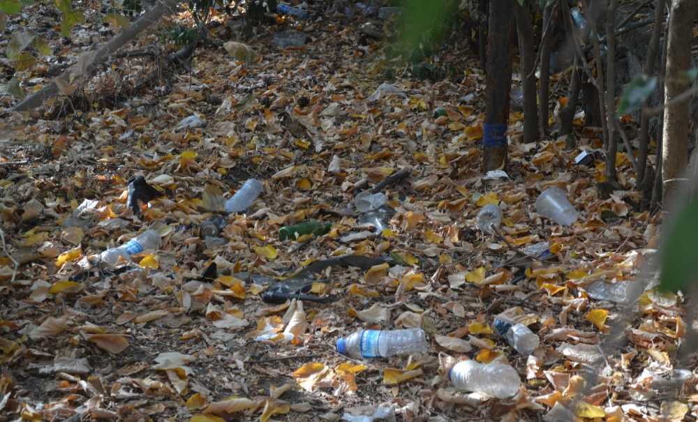 Hastane Bahçesi Pislik İçinde