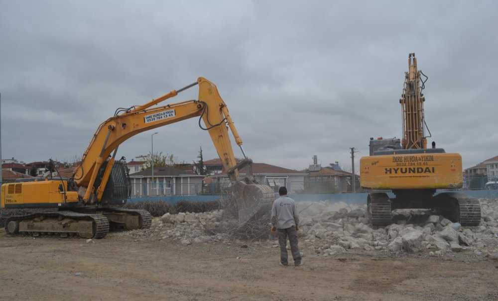 Tarihi Su Depoları Yıkıldı