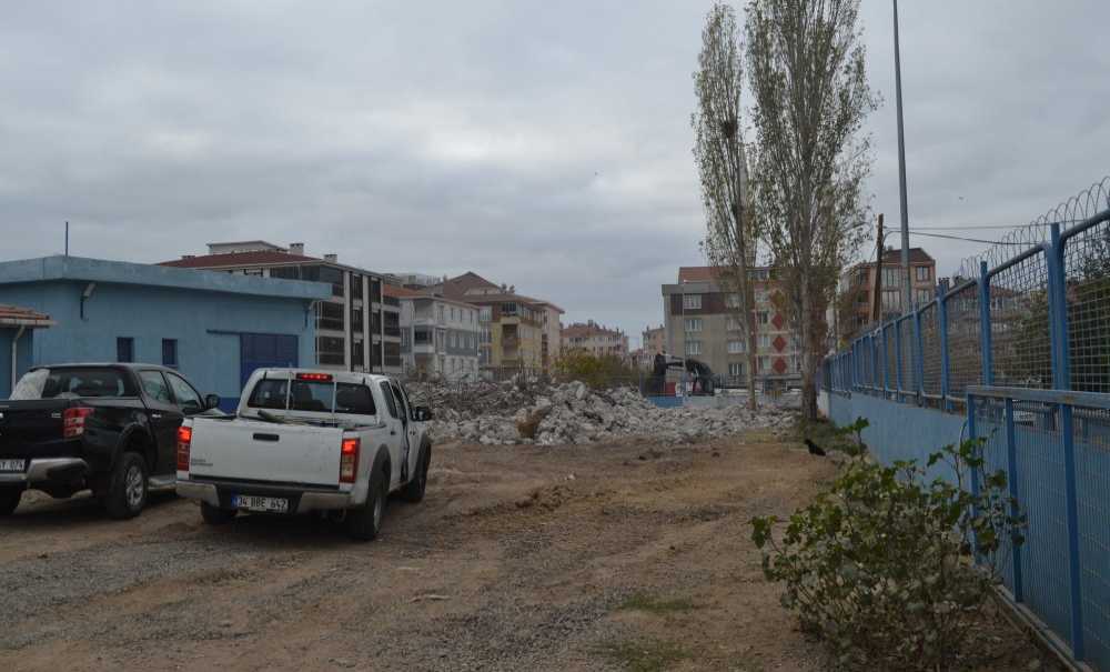 Tarihi Su Depoları Yıkıldı