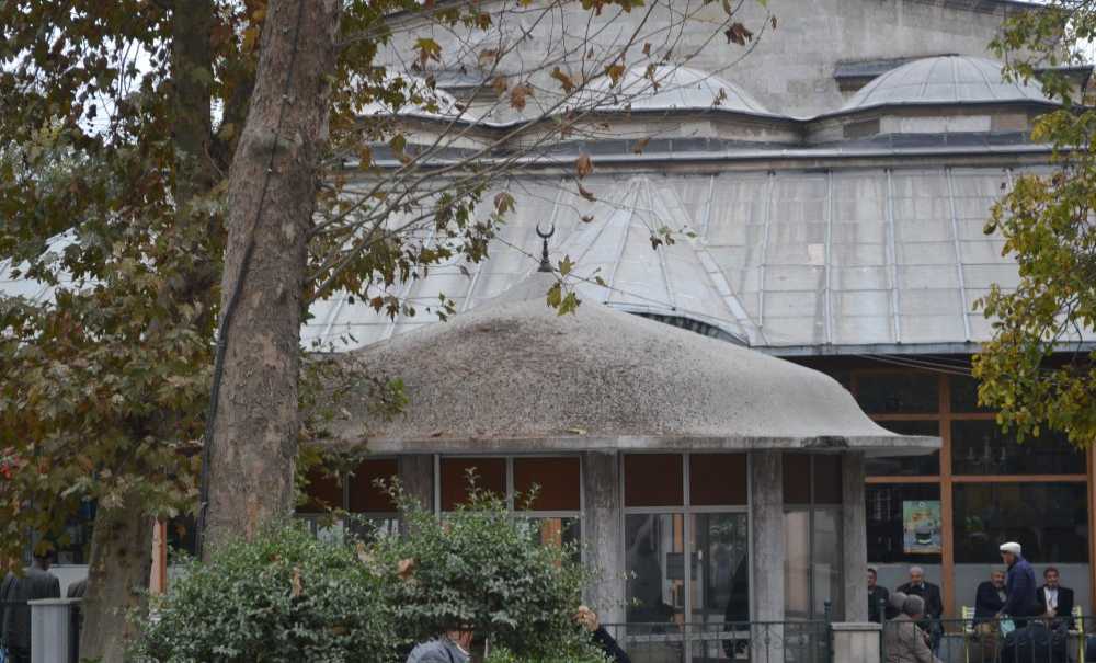 Tarihi Caminin Şadırvanı Pislik İçinde