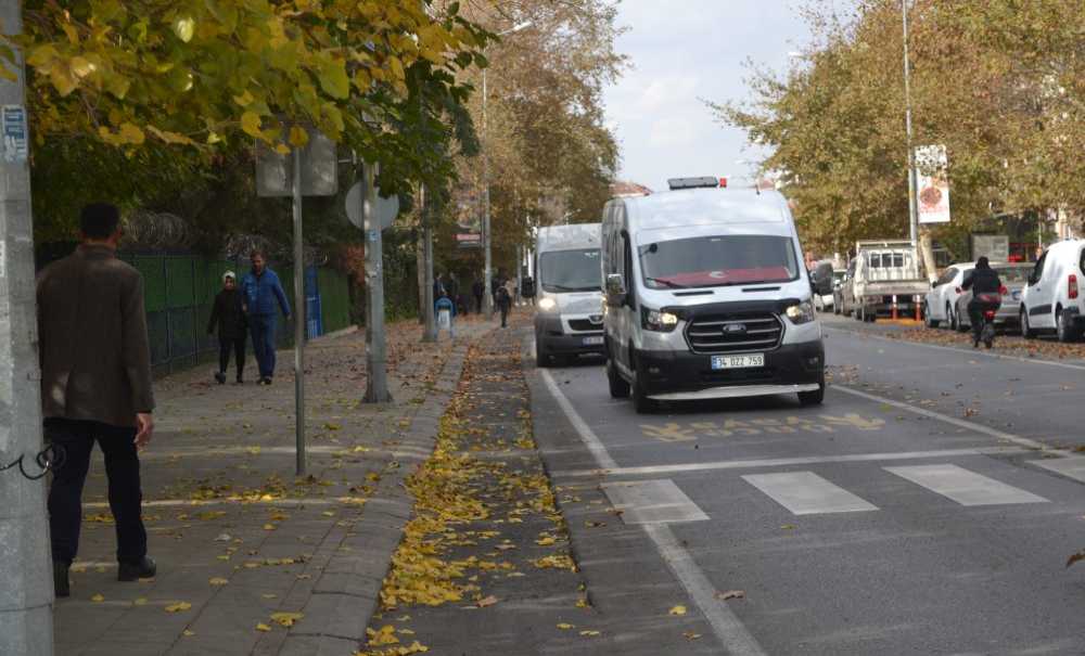 Omurtak Caddesi Temizlenmeyi Bekliyor