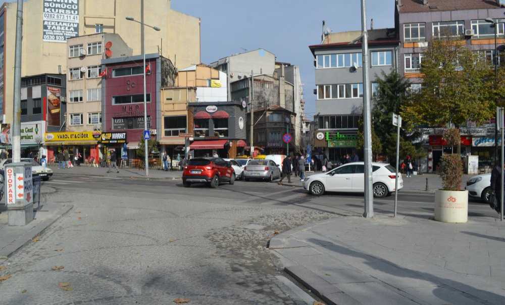 Akıncılar Caddesi Acil Çözüm Bekliyor!