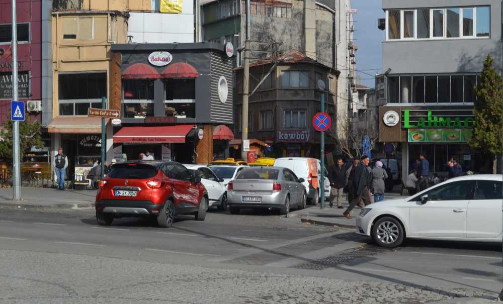 Akıncılar Caddesi Acil Çözüm Bekliyor!