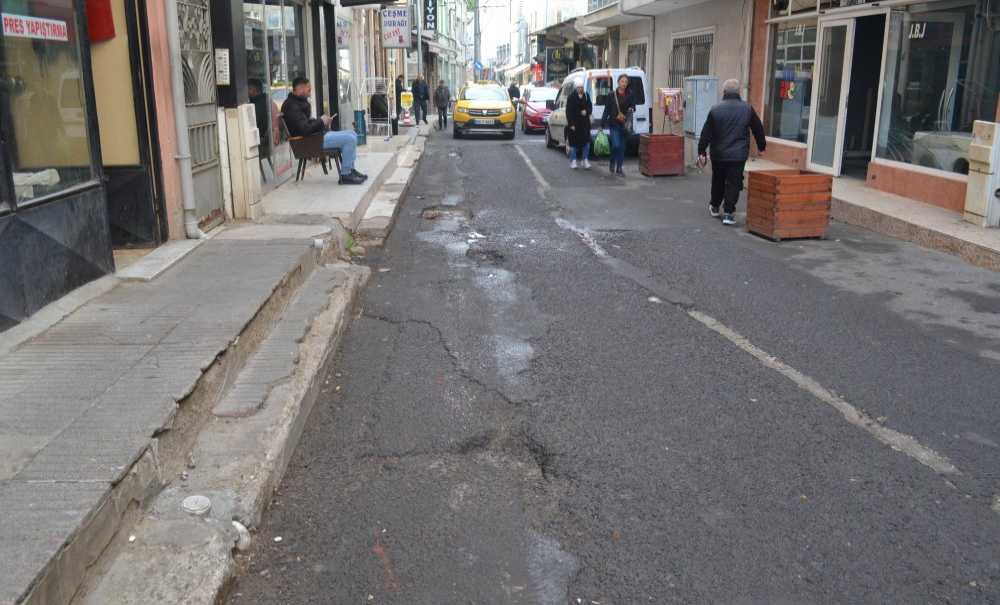 Mektep Sokak Acil Hizmet Bekliyor