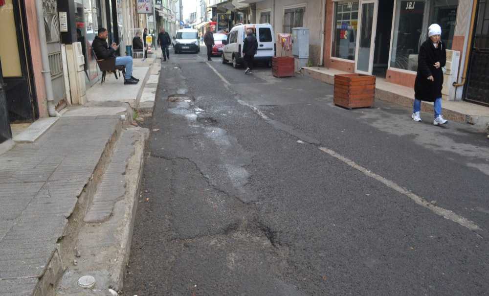 Mektep Sokak Acil Hizmet Bekliyor