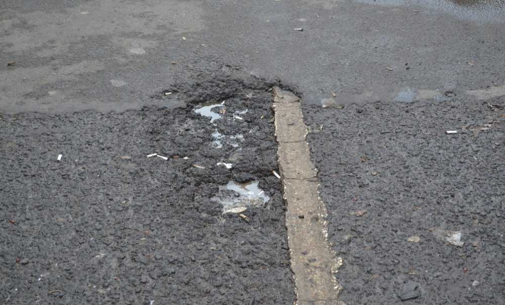 Mektep Sokak Acil Hizmet Bekliyor