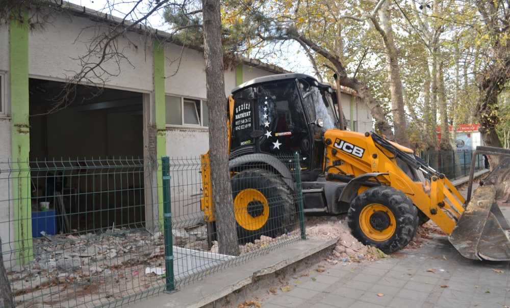 Eski Tiyatro Salonunda Güçlendirme Çalışmaları Başladı