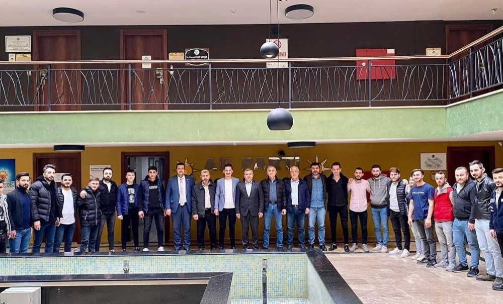 Onlarca Genç Ak Partiye Üye Oldu