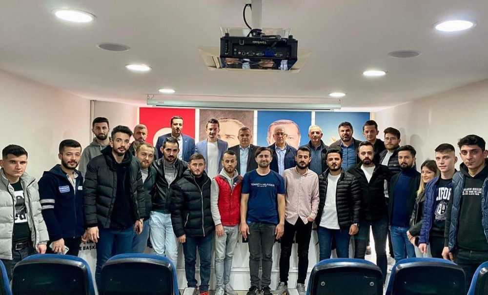 Onlarca Genç Ak Partiye Üye Oldu