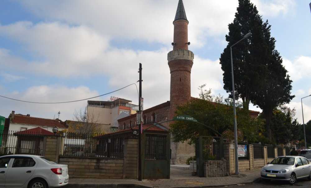 Devrilen Ağaç Yerinden Kaldırıldı