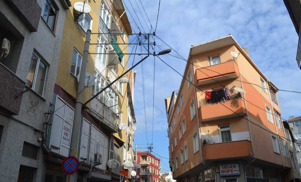 Ara Sokaklardaki Teller Görüntü Kirliliği Oluşturuyor