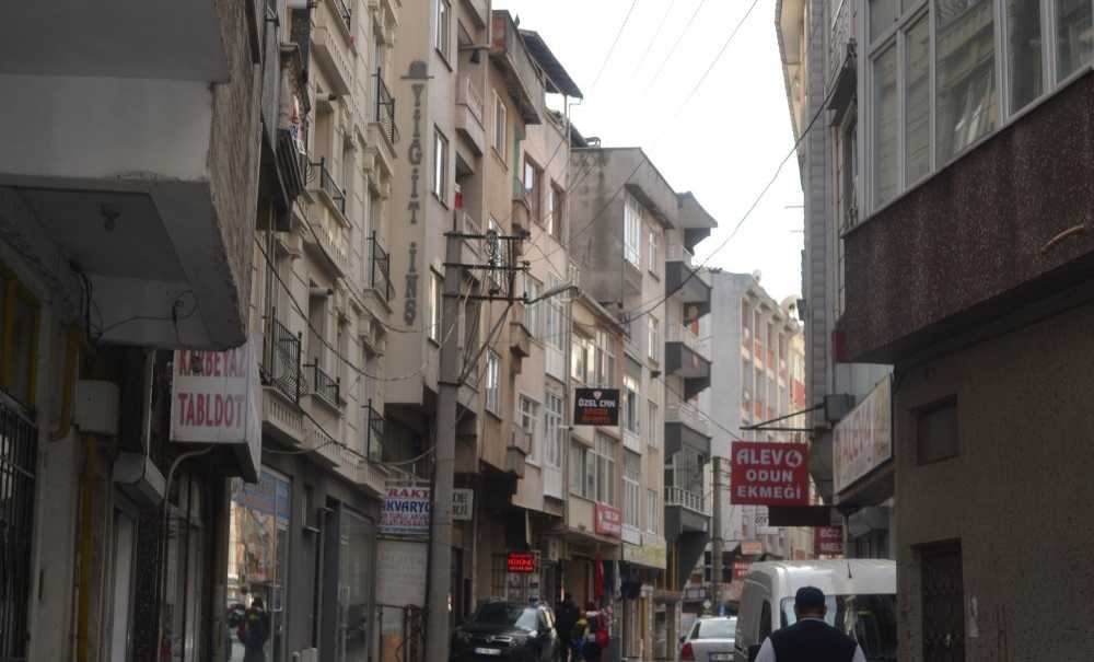 Ara Sokaklardaki Teller Görüntü Kirliliği Oluşturuyor