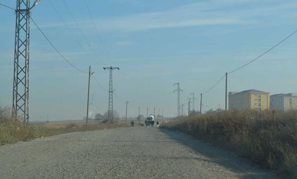 Öğrenciler Toz Toprak İçinde Yurda Gidip Geliyor