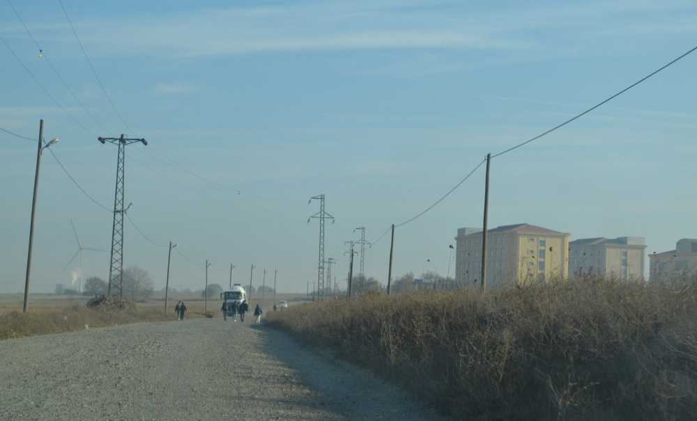 Öğrenciler Toz Toprak İçinde Yurda Gidip Geliyor