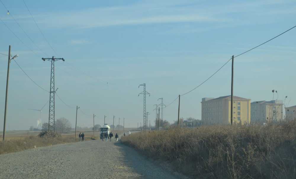 Öğrenciler Toz Toprak İçinde Yurda Gidip Geliyor