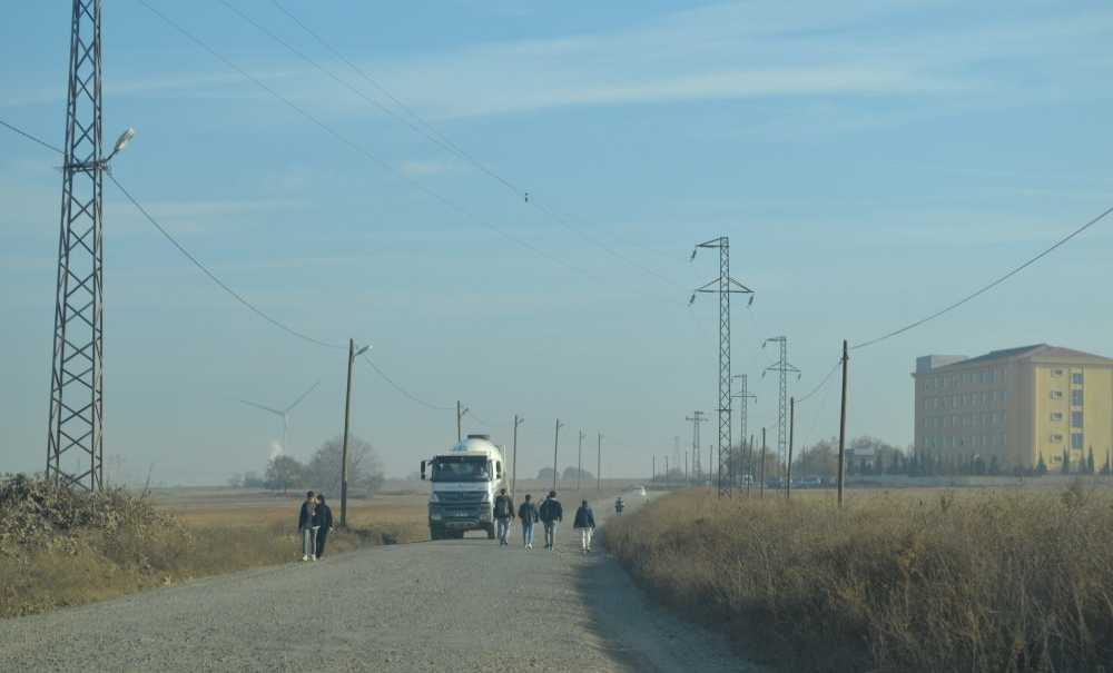 Öğrenciler Toz Toprak İçinde Yurda Gidip Geliyor