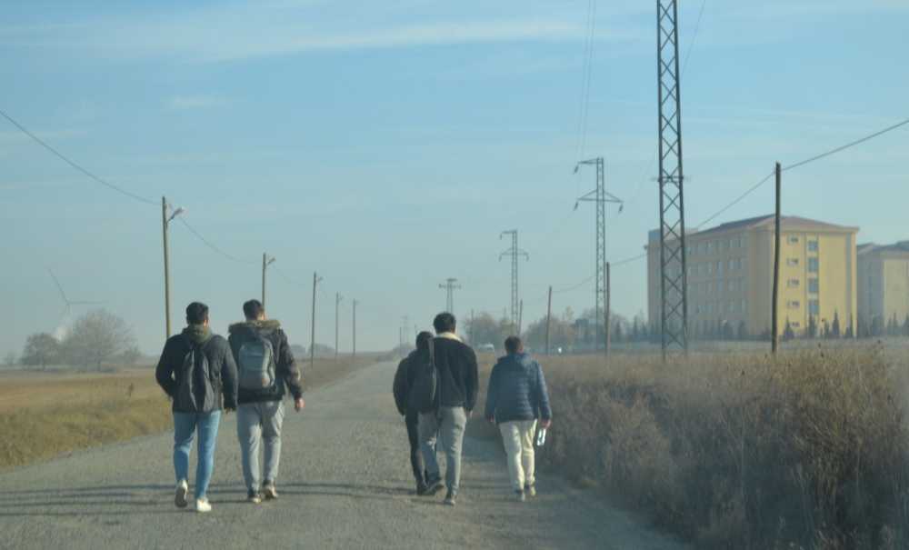 Öğrenciler Toz Toprak İçinde Yurda Gidip Geliyor