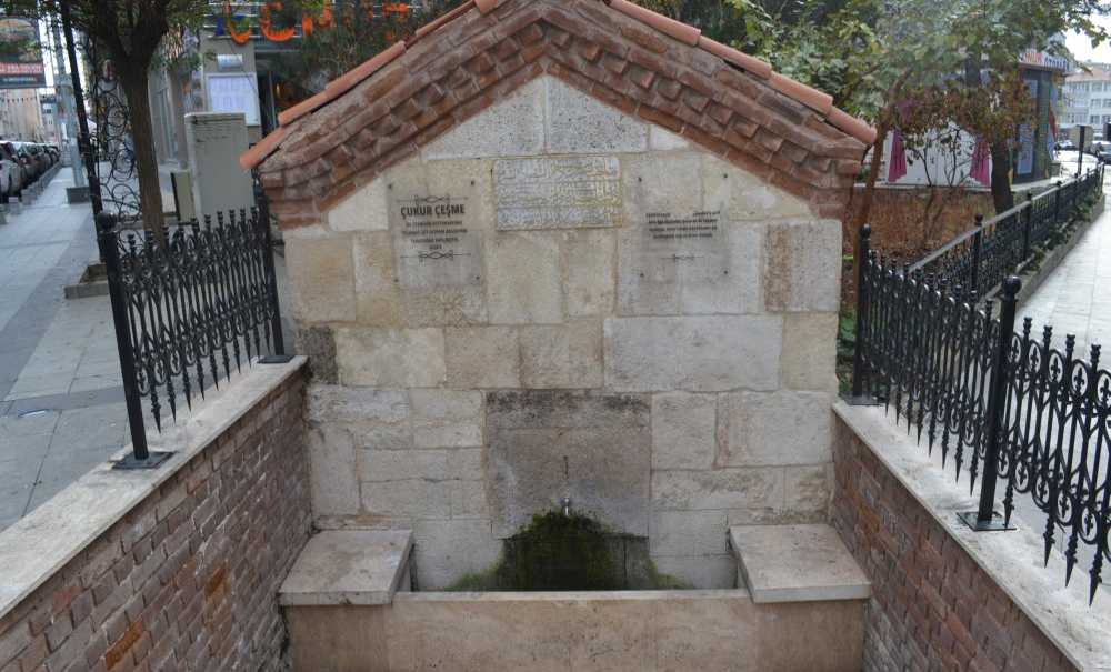 Tarihi Çeşmenin Kitabesindeki Yazılar Zarar Gördü