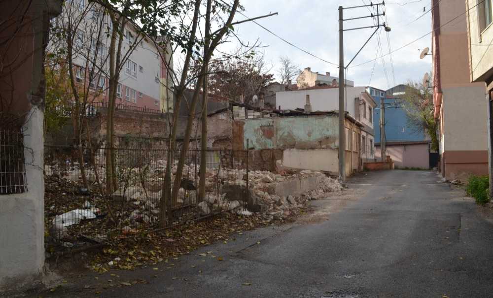 Aynı Sokaktaki 3'Üncü Metruk Binada Yıkıldı