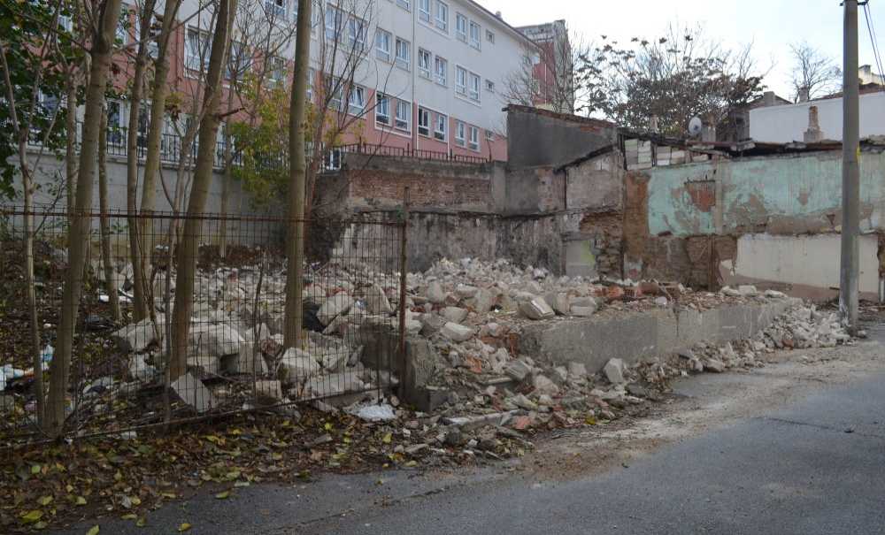 Aynı Sokaktaki 3'Üncü Metruk Binada Yıkıldı