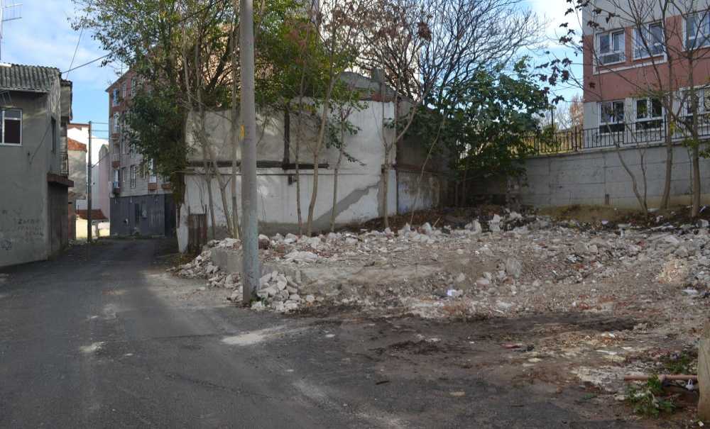 Aynı Sokaktaki 3'Üncü Metruk Binada Yıkıldı