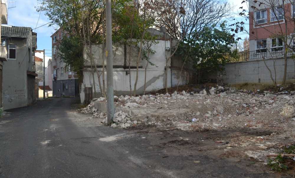 Aynı Sokaktaki 3'Üncü Metruk Binada Yıkıldı