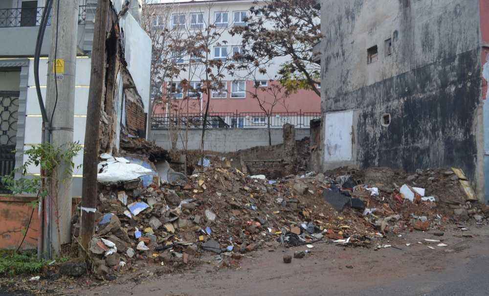 Aynı Sokaktaki 3'Üncü Metruk Binada Yıkıldı