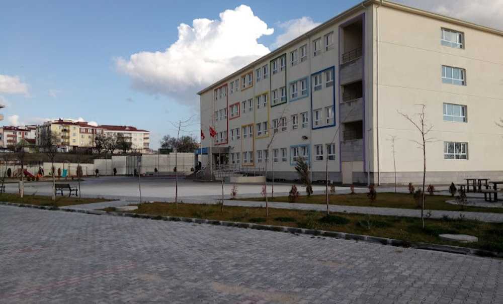 Okulun Önündeki Yol Çökmüş Durumda