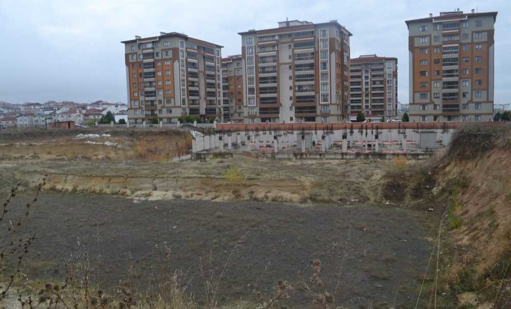 Boş Araziye Çöp Ve Moloz Dökülmesine Tepki