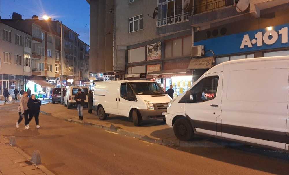 Vatandaş Yolda, Arabalar Kaldırımda!