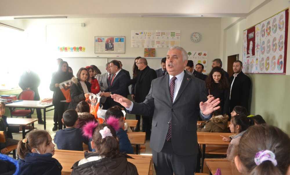 500 Öğrenciye Ayakkabı Dağıtıldı