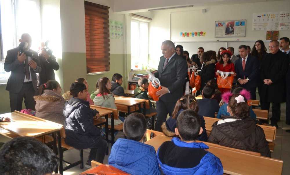 500 Öğrenciye Ayakkabı Dağıtıldı