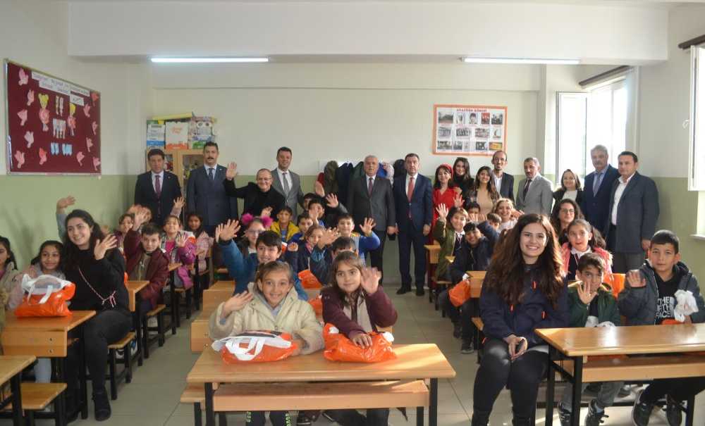 500 Öğrenciye Ayakkabı Dağıtıldı