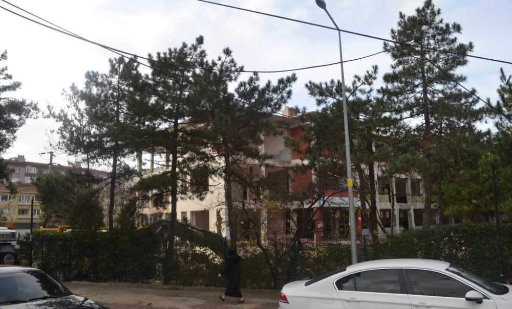 Tarihi Okul Yıkılıyor!