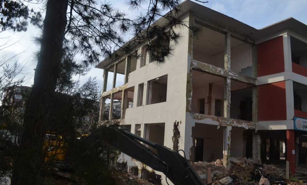 Tarihi Okul Yıkılıyor!