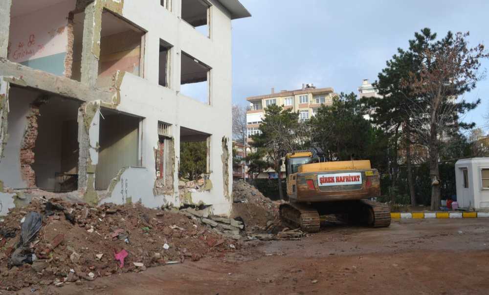 Tarihi Okul Yıkılıyor!