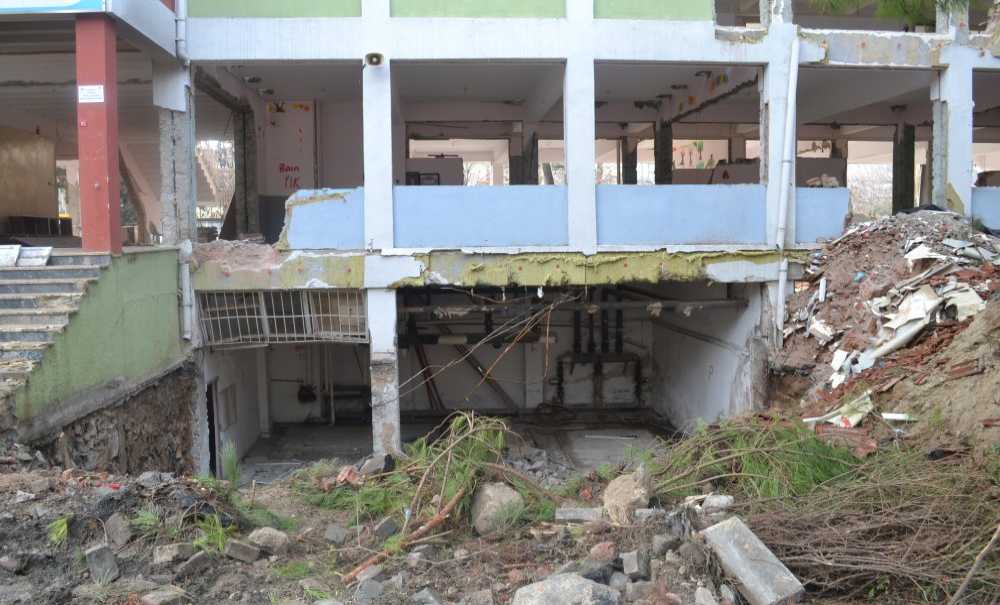 Tarihi Okul Yıkılıyor!