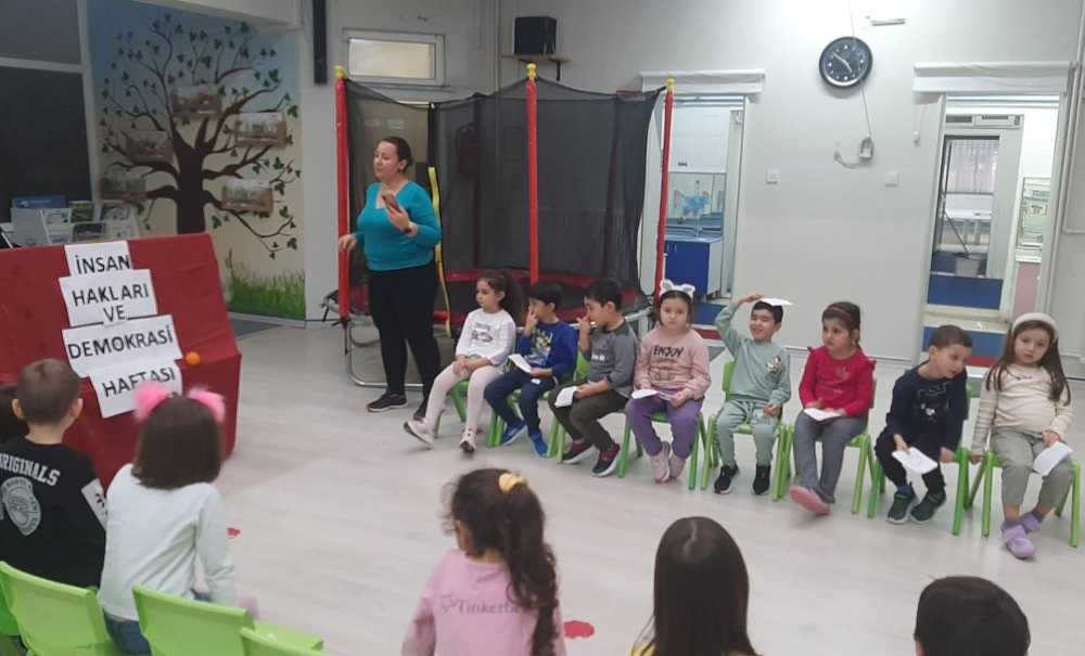 Minik Öğrencilerinden İnsan Hakları Günü Etkinliği