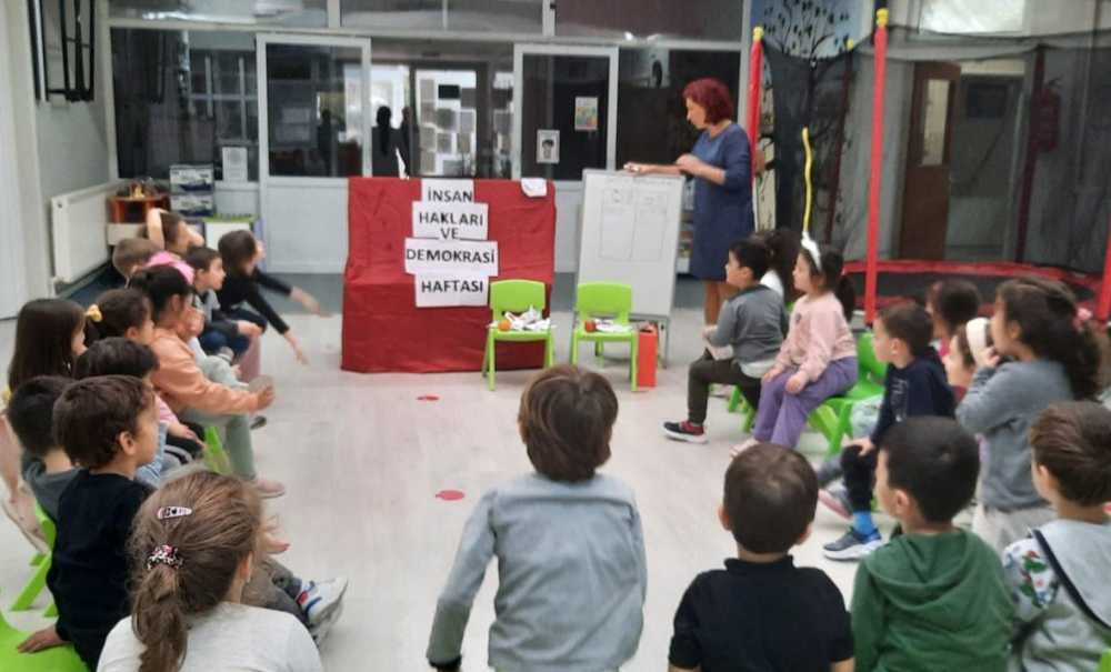 Minik Öğrencilerinden İnsan Hakları Günü Etkinliği