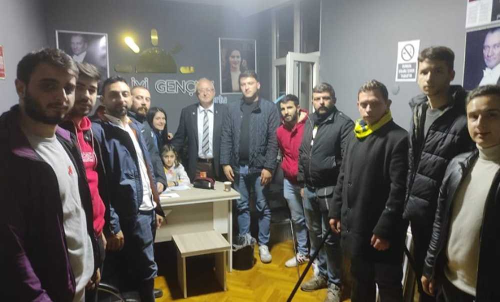 Akın Yılmaz, Üye Olanların Rozetlerini Taktı