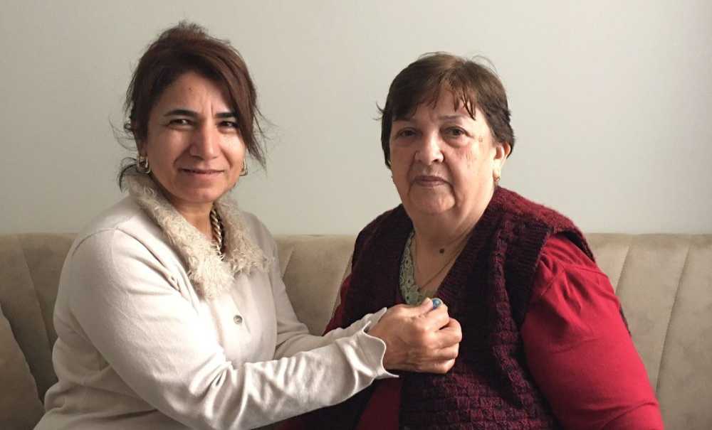 Akın Yılmaz, Üye Olanların Rozetlerini Taktı