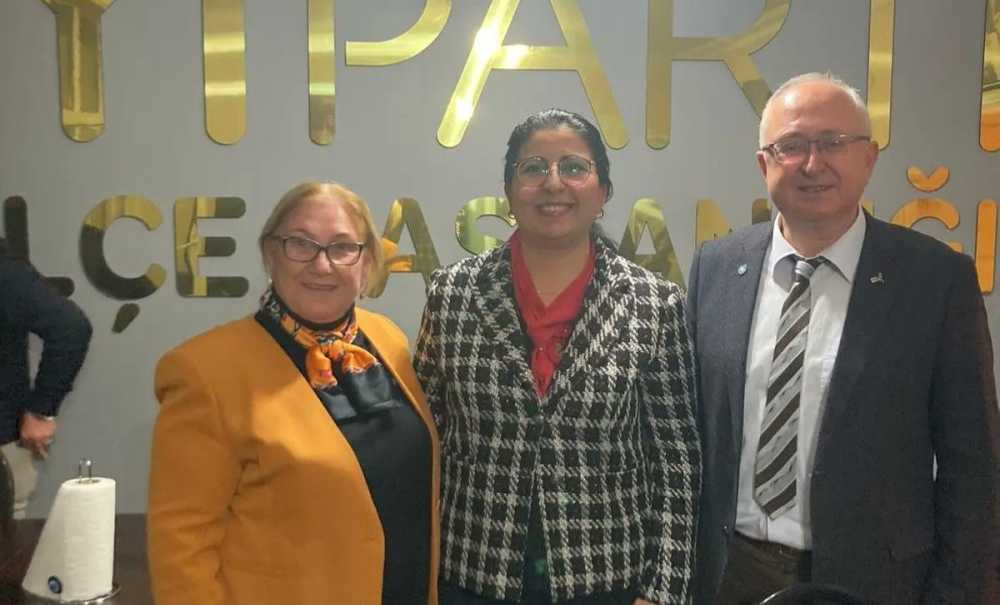 Akın Yılmaz, Üye Olanların Rozetlerini Taktı