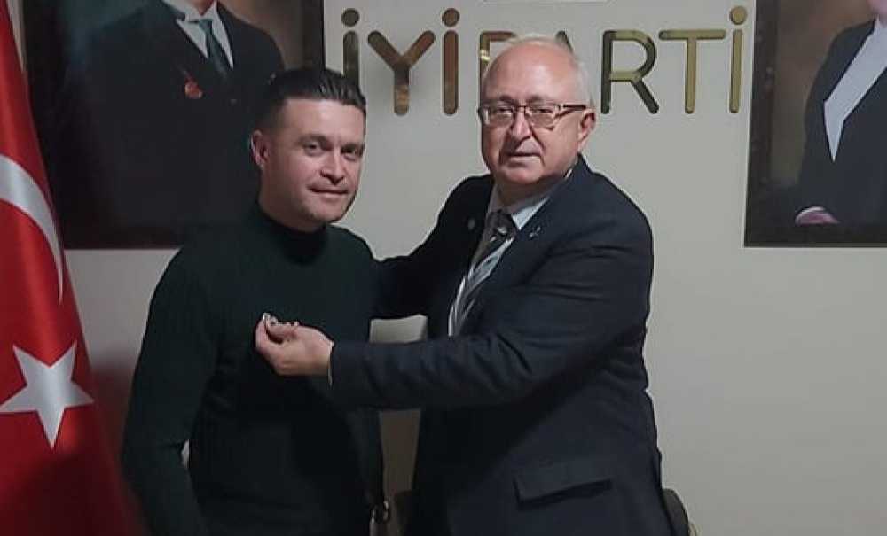 Akın Yılmaz, Üye Olanların Rozetlerini Taktı