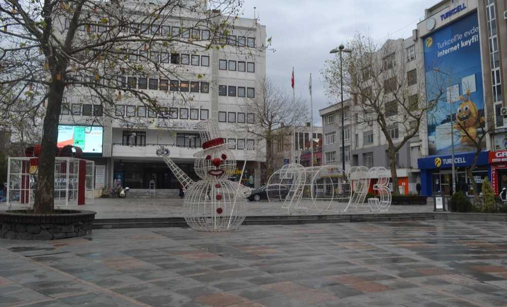 Yeni Yıl İçin Meydanlar Süslenmeye Başladı