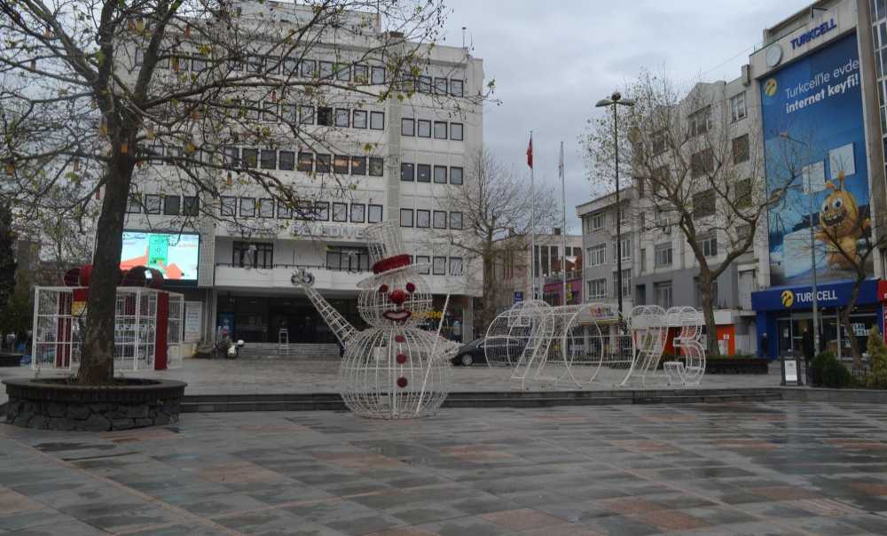 Yeni Yıl İçin Meydanlar Süslenmeye Başladı