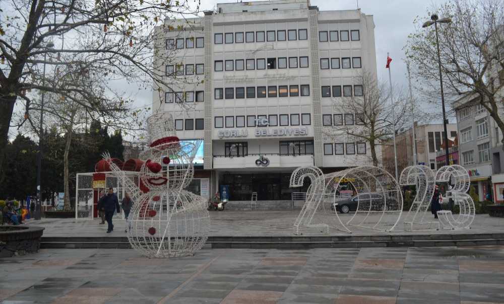 Yeni Yıl İçin Meydanlar Süslenmeye Başladı